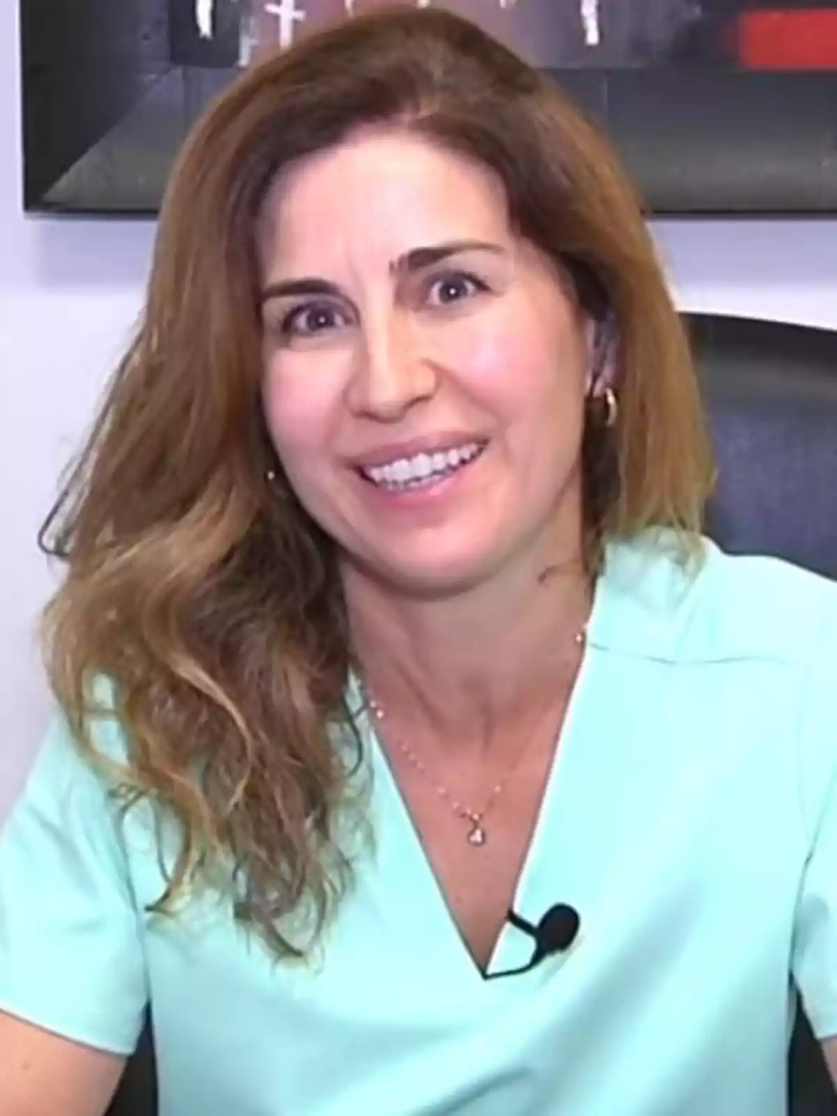 Natalia Díaz con cabello castaño y rizado sonríe mientras está sentada en una silla, lleva una blusa verde claro y un micrófono de solapa. Natalia Díaz con cabello castaño y rizado sonríe mientras está sentada en una silla, lleva una blusa verde claro y un micrófono de solapa.