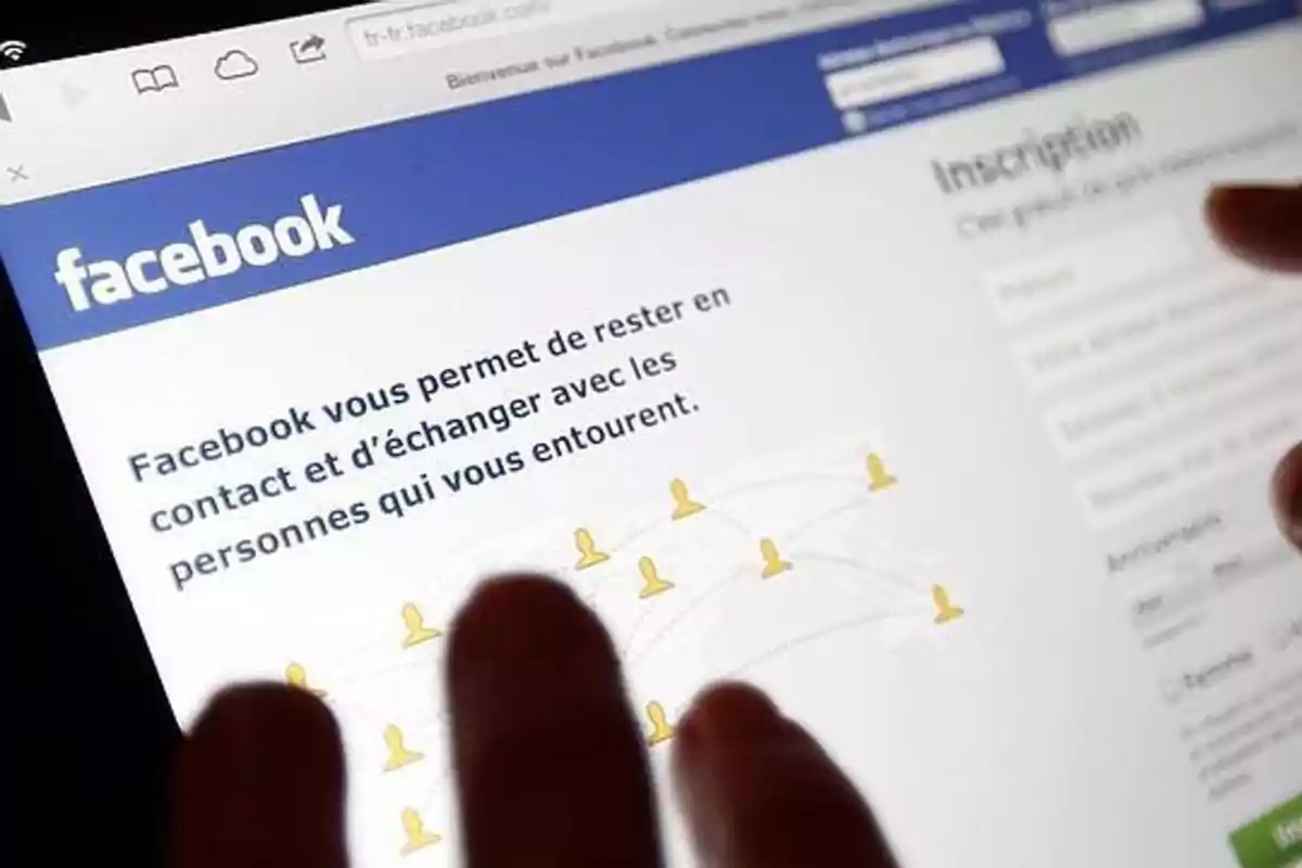 Pantalla de inicio de sesión de Facebook en francés con un mensaje que dice 