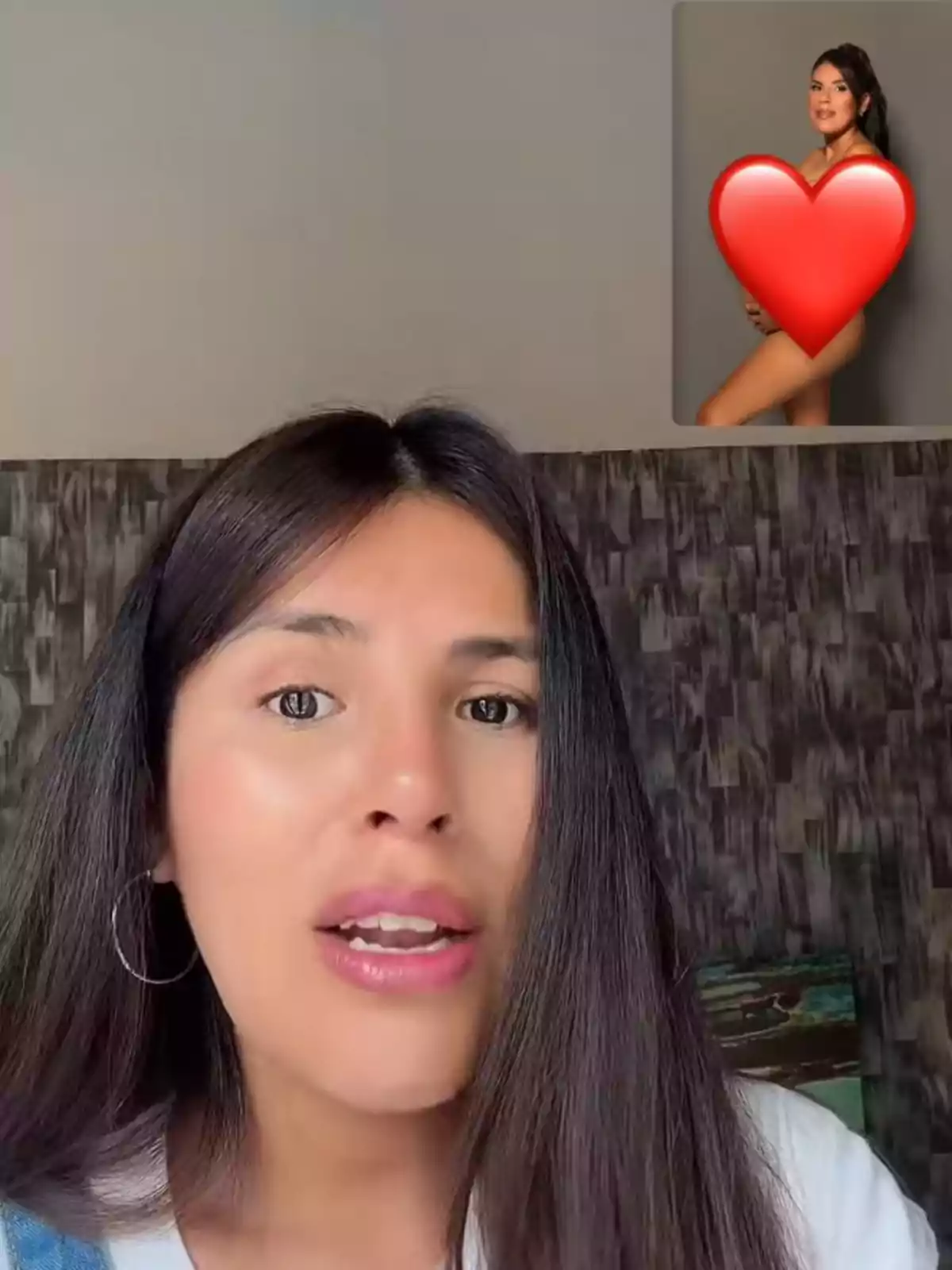 Isa Pantoja con cabello largo y oscuro habla frente a la cámara, mientras en la esquina superior derecha se muestra una imagen de otra mujer embarazada con un corazón rojo cubriendo su cuerpo. Isa Pantoja con cabello largo y oscuro habla frente a la cámara, mientras en la esquina superior derecha se muestra una imagen de otra mujer embarazada con un corazón rojo cubriendo su cuerpo.