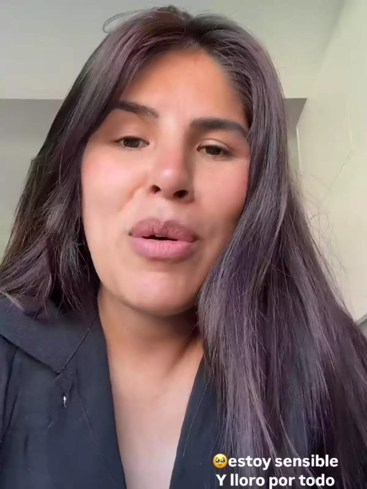 Isa Pantoja con cabello largo y oscuro está hablando frente a la cámara, vistiendo una prenda negra, con un texto en la parte inferior que expresa estar sensible y llorar por todo. Isa Pantoja con cabello largo y oscuro está hablando frente a la cámara, vistiendo una prenda negra, con un texto en la parte inferior que expresa estar sensible y llorar por todo.