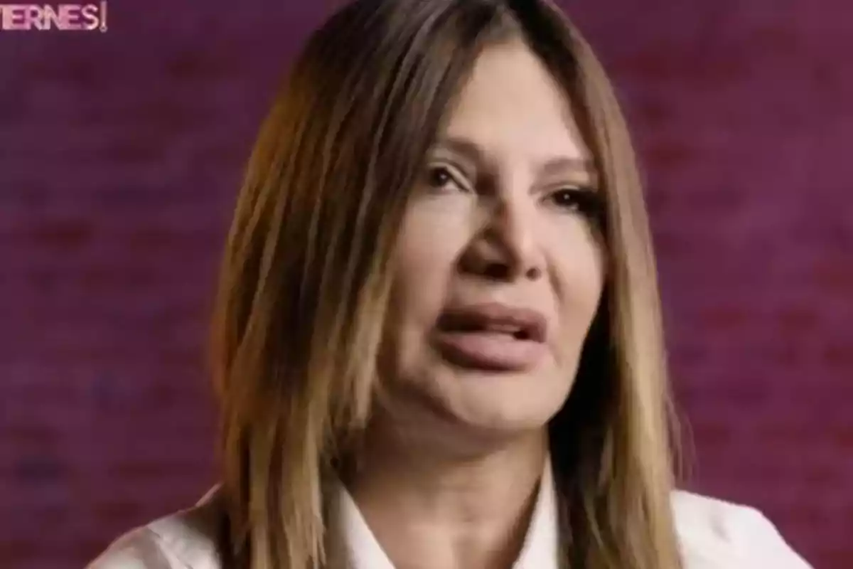 Ivonne Reyes con cabello largo y lacio, vistiendo una camisa blanca, sobre un fondo de color púrpura. Ivonne Reyes con cabello largo y lacio, vistiendo una camisa blanca, sobre un fondo de color púrpura.
