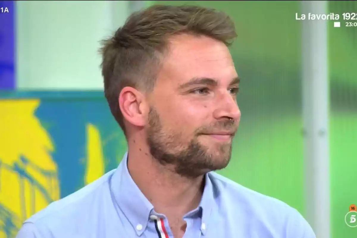 José María Almoguera con barba y cabello corto viste una camisa azul claro mientras sonríe ligeramente en un entorno interior con fondo colorido. José María Almoguera con barba y cabello corto viste una camisa azul claro mientras sonríe ligeramente en un entorno interior con fondo colorido.