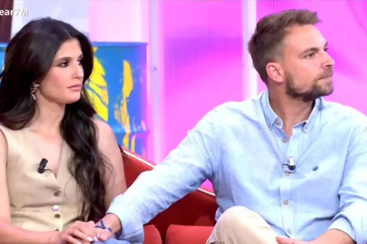 José María Almoguera y María ‘La Jerezana’ sentada en un sofá rojo en un programa de televisión, ambos miran hacia la derecha mientras se toman de la mano. José María Almoguera y María ‘La Jerezana’ sentada en un sofá rojo en un programa de televisión, ambos miran hacia la derecha mientras se toman de la mano.