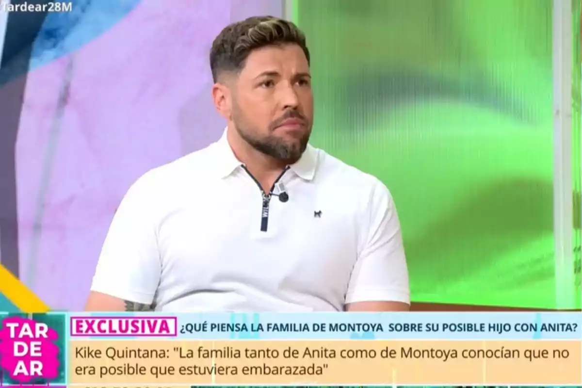 Kiko Quintana con barba y camiseta blanca sentado en un plató de televisión con gráficos de colores y un rótulo informativo en la parte inferior de la pantalla. Kiko Quintana con barba y camiseta blanca sentado en un plató de televisión con gráficos de colores y un rótulo informativo en la parte inferior de la pantalla.