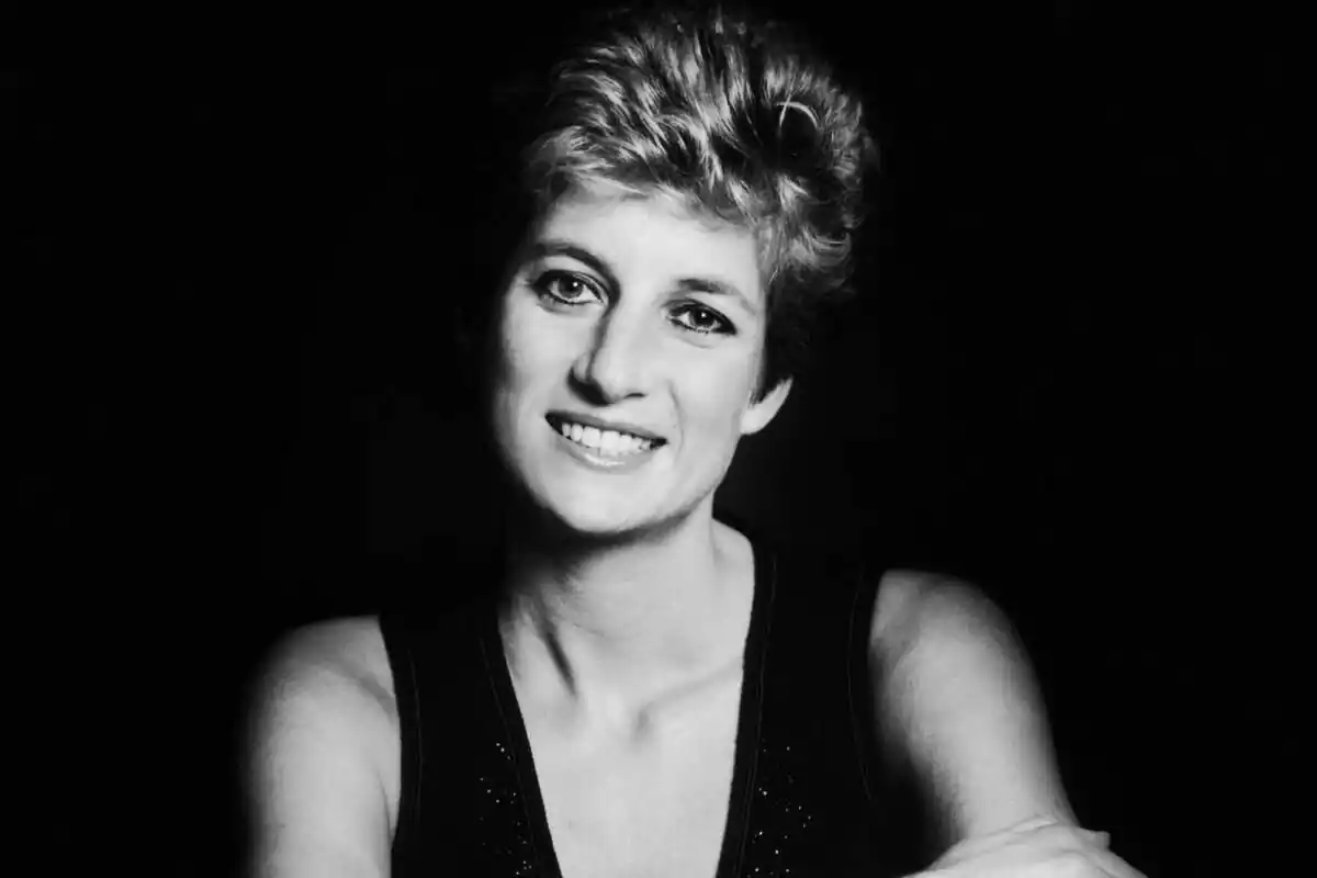 Primer plano en banco y negro de Lady Di sonriendo Primer plano en banco y negro de Lady Di sonriendo