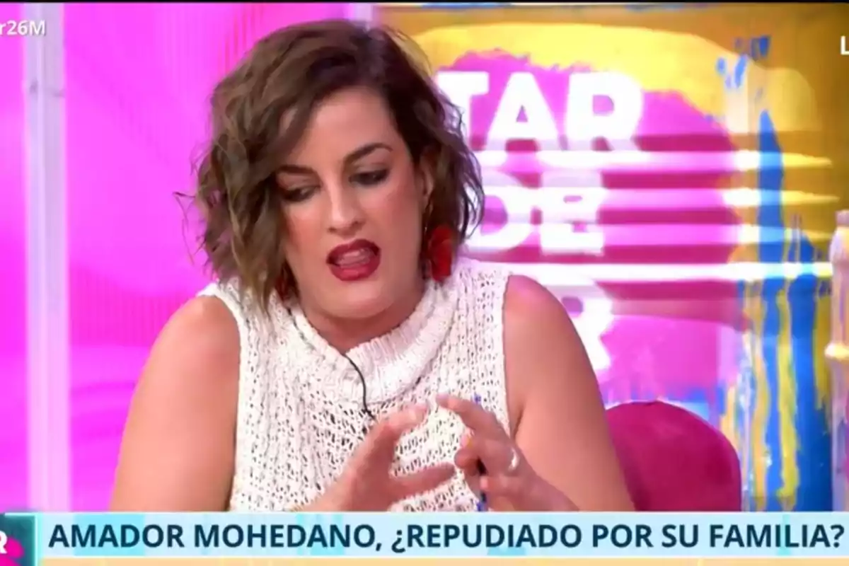 Leticia Requejo de cabello corto y castaño hablando en un programa de televisión con fondo colorido y un cintillo que pregunta si Amador Mohedano ha sido repudiado por su familia Leticia Requejo de cabello corto y castaño hablando en un programa de televisión con fondo colorido y un cintillo que pregunta si Amador Mohedano ha sido repudiado por su familia