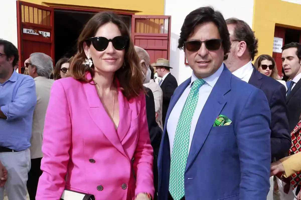 Fran Rivera y Lourdes Montes posan al aire libre en un evento social, ambos llevan gafas de sol y ropa elegante. Fran Rivera y Lourdes Montes posan al aire libre en un evento social, ambos llevan gafas de sol y ropa elegante.
