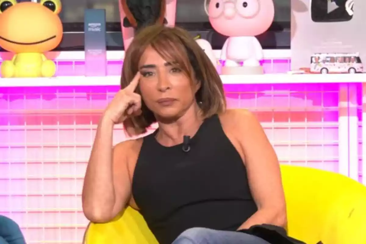 María Patiño sentada en un sillón amarillo con fondo de estantería y juguetes. María Patiño sentada en un sillón amarillo con fondo de estantería y juguetes.