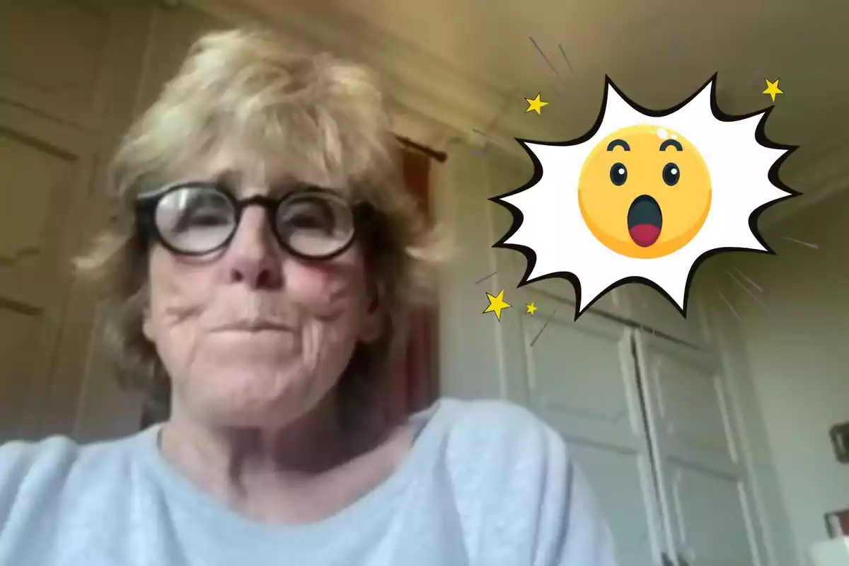 Mercedes Milá con gafas y cabello claro está en una habitación, junto a un emoji sorprendido con fondo de explosión.