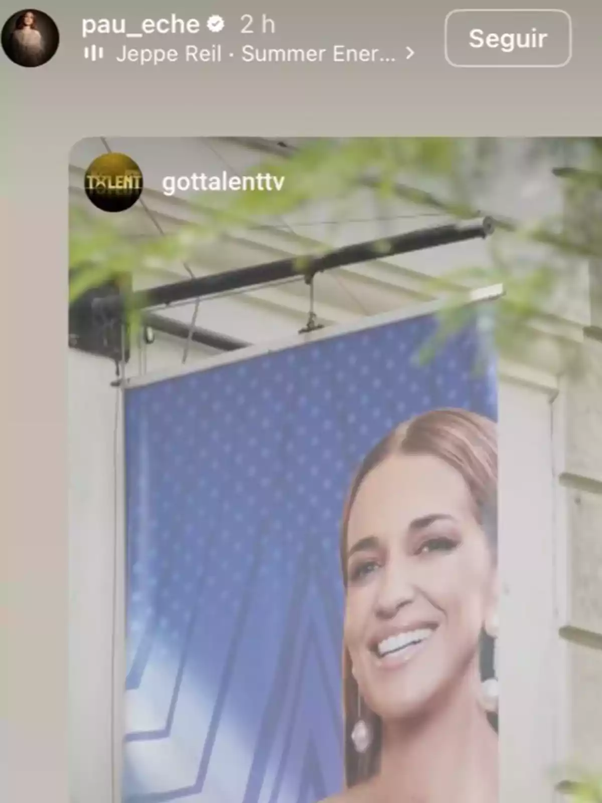 Cartel publicitario de un programa de talentos con el rostro sonriente de Paula Echevarría y fondo azul con patrones geométricos. Cartel publicitario de un programa de talentos con el rostro sonriente de Paula Echevarría y fondo azul con patrones geométricos.