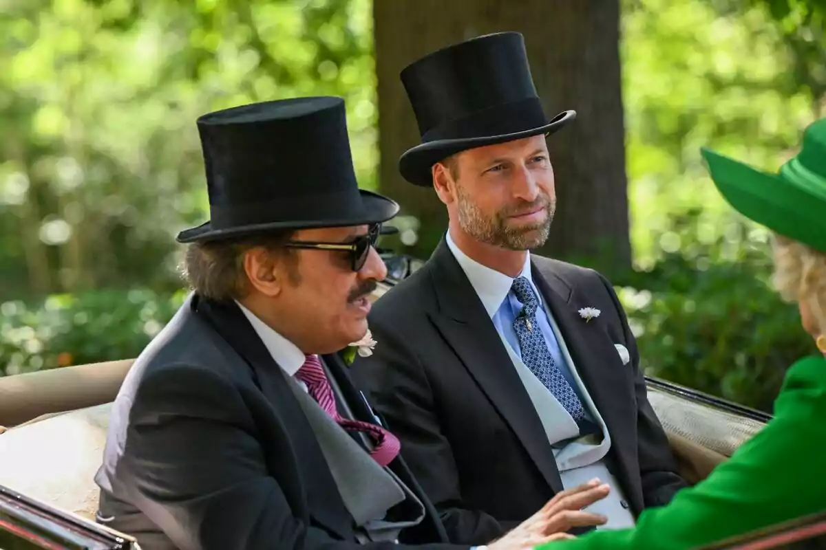 Dos hombres elegantemente vestidos con sombrero de copa viajan en un carruaje conversando con una mujer vestida de verde en un entorno al aire libre Dos hombres elegantemente vestidos con sombrero de copa viajan en un carruaje conversando con una mujer vestida de verde en un entorno al aire libre