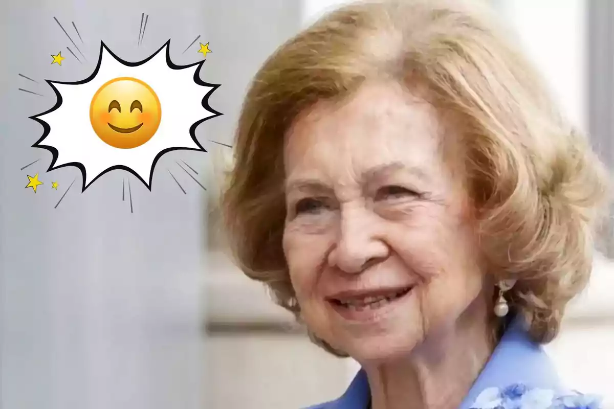 La reina Sofía mayor sonriendo con un emoji sonriente y estrellitas a su lado.