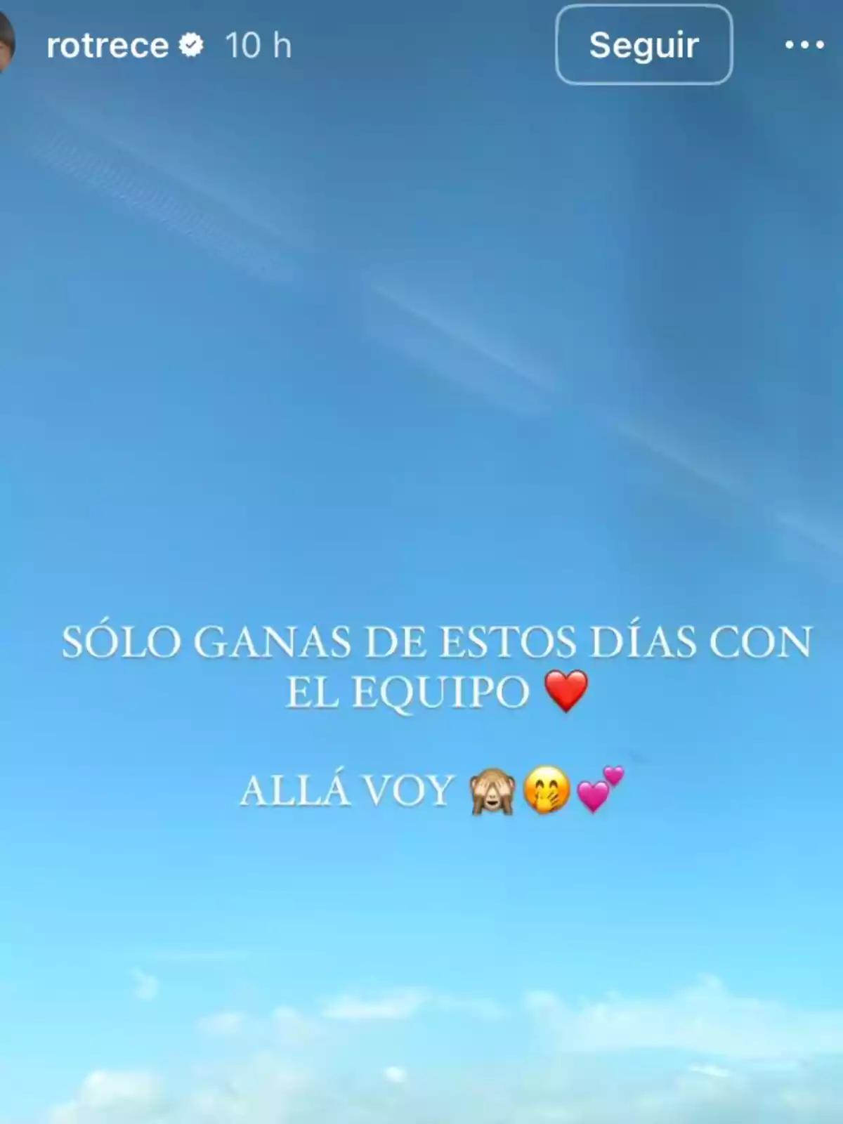 Una imagen de un cielo azul con texto que expresa entusiasmo por pasar tiempo con el equipo, acompañada de emojis de corazón y emoción. Una imagen de un cielo azul con texto que expresa entusiasmo por pasar tiempo con el equipo, acompañada de emojis de corazón y emoción.