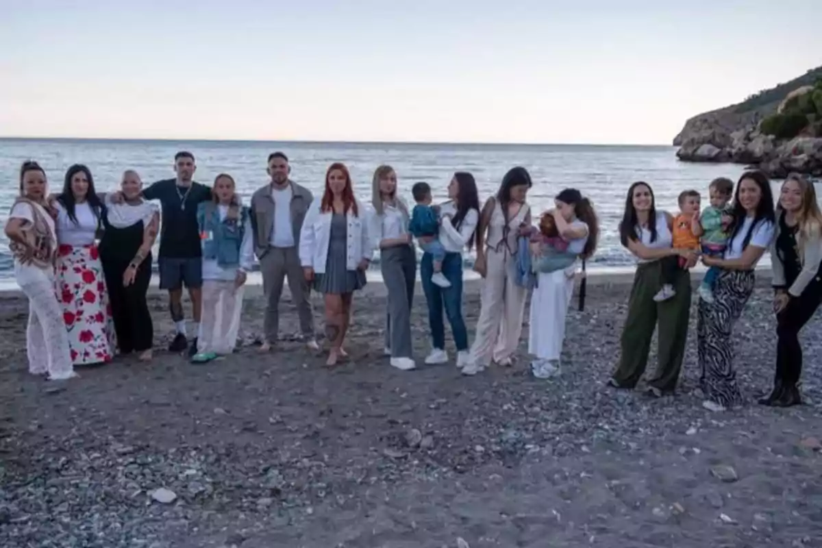 Un grupo de personas posando en la playa al atardecer. Un grupo de personas posando en la playa al atardecer.