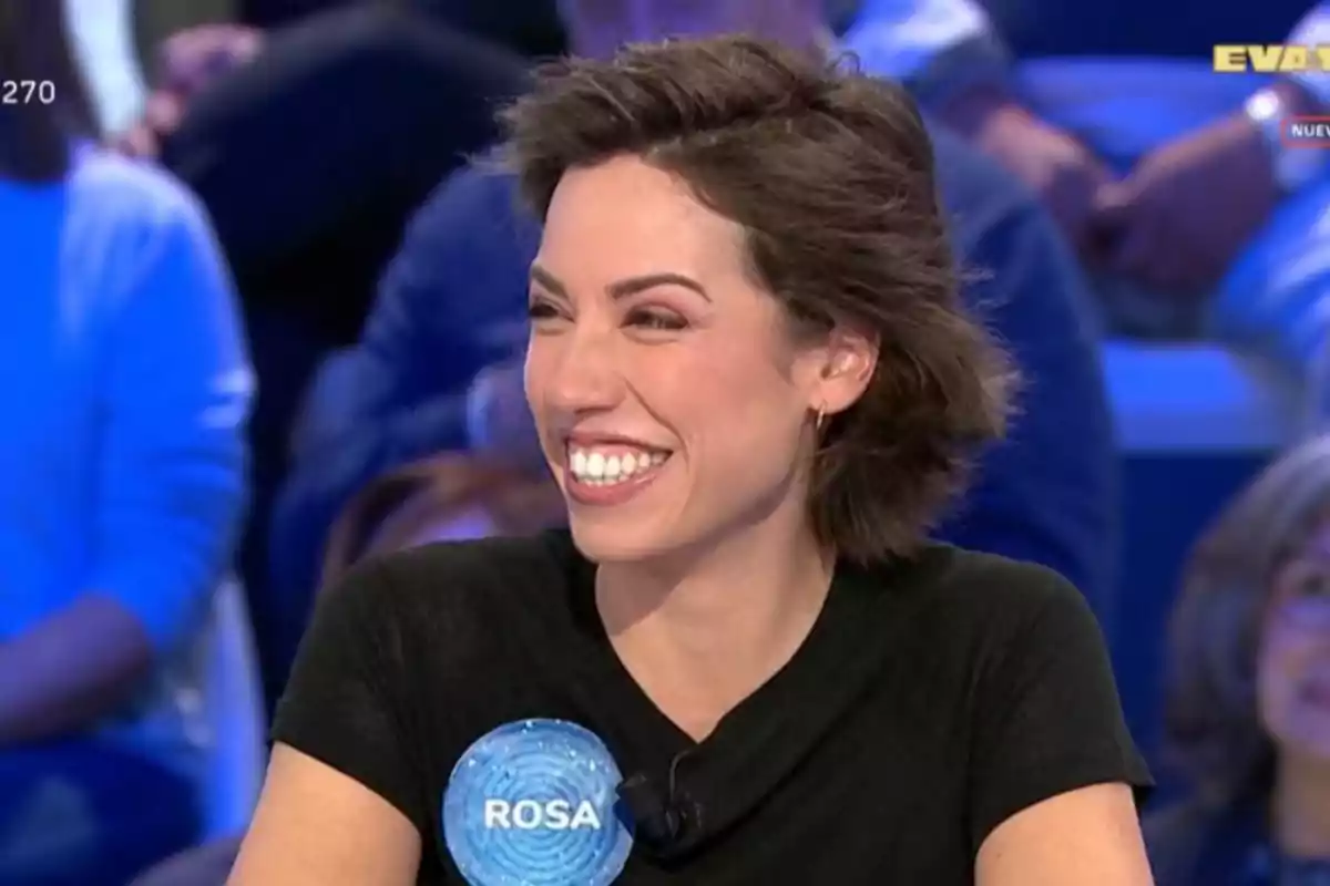 Rosa sonriendo en un programa de televisión con un público de fondo. Rosa sonriendo en un programa de televisión con un público de fondo.