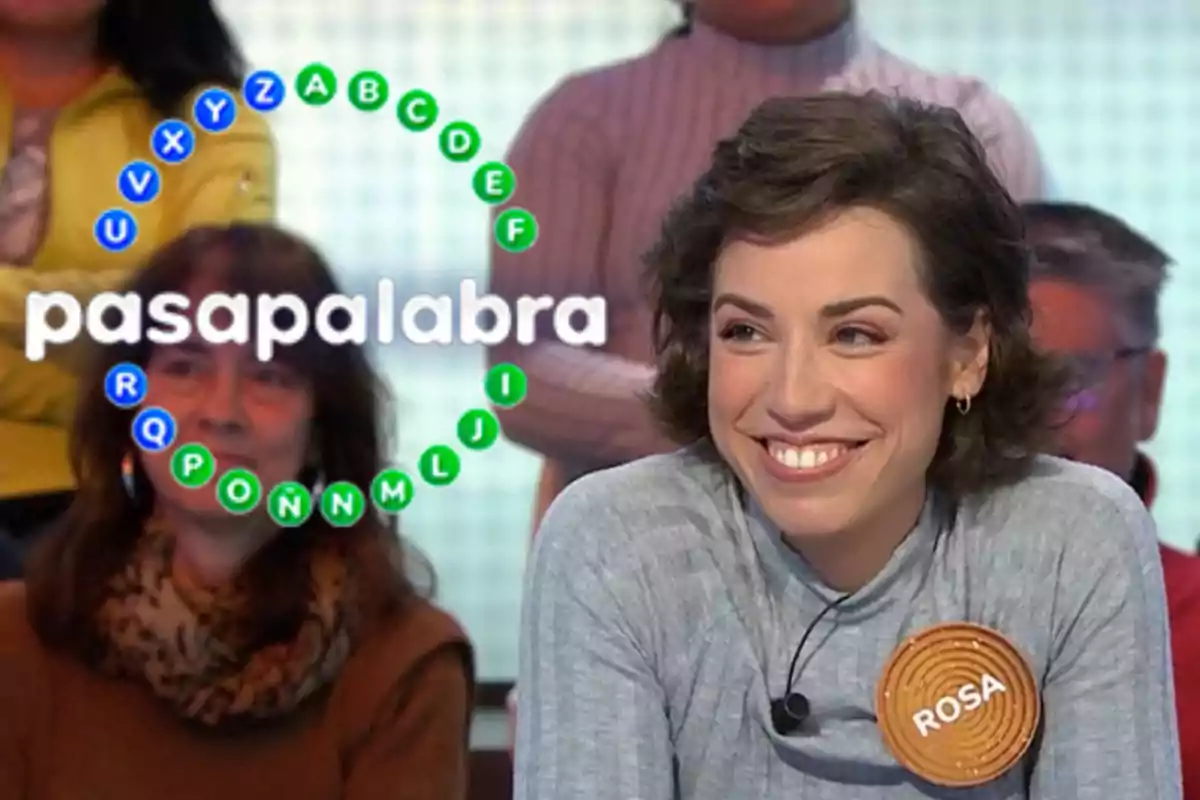 Rosa sonríe en el programa de televisión "Pasapalabra" mientras lleva un cartel con su nombre.