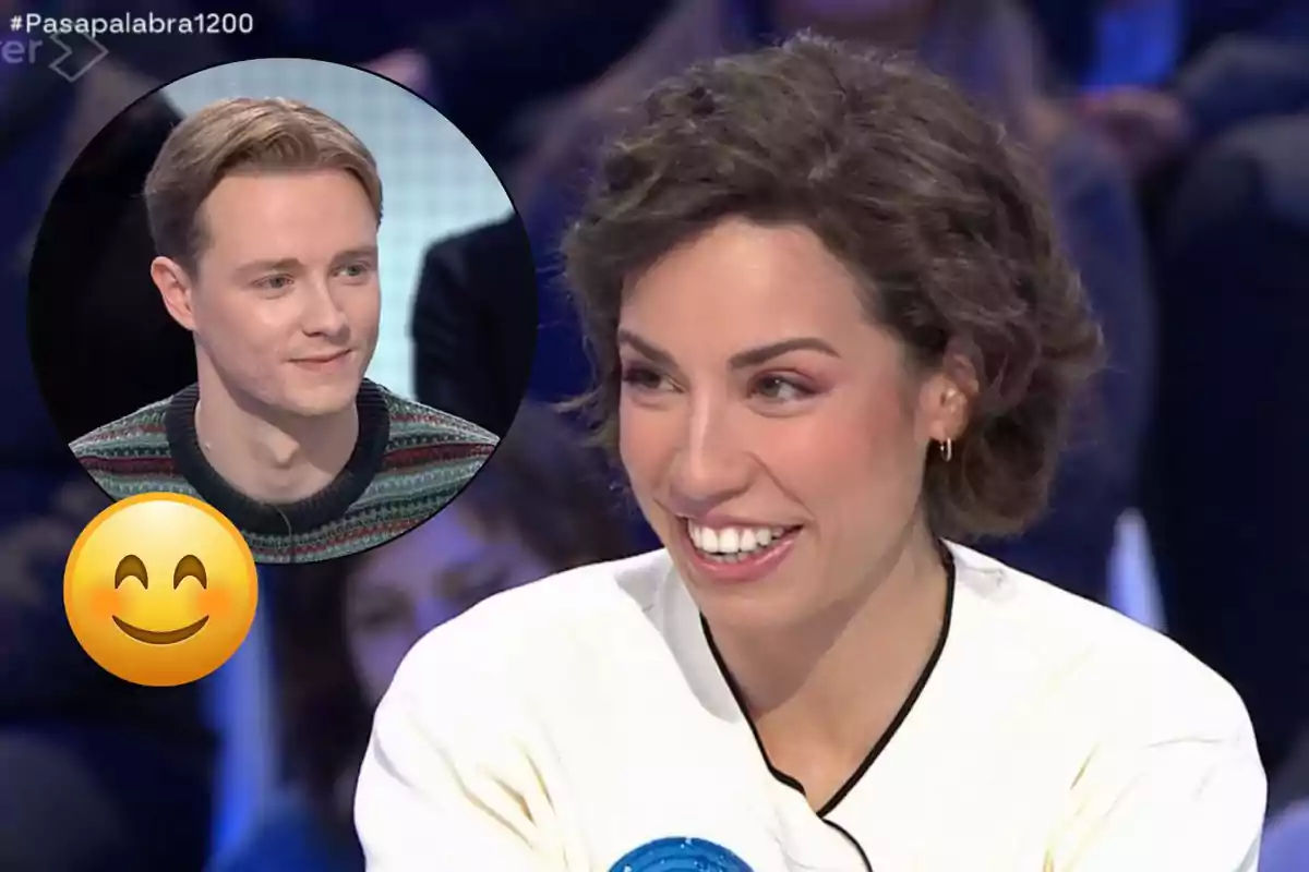 Rosa sonríe mientras participa en un programa de televisión, con Manu en un recuadro circular y un emoji sonriente superpuesto.