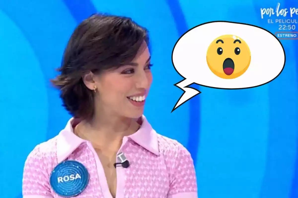 Rosa sonriente con un micrófono y una insignia que dice "Rosa" en un fondo azul, con un globo de diálogo que contiene un emoji sorprendido.