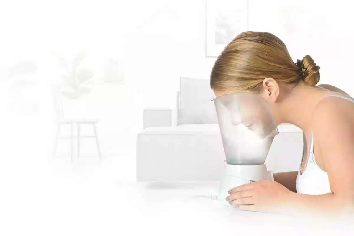 Una persona utilizando un vaporizador facial de Lidl en un ambiente hogareño. Una persona utilizando un vaporizador facial de Lidl en un ambiente hogareño.