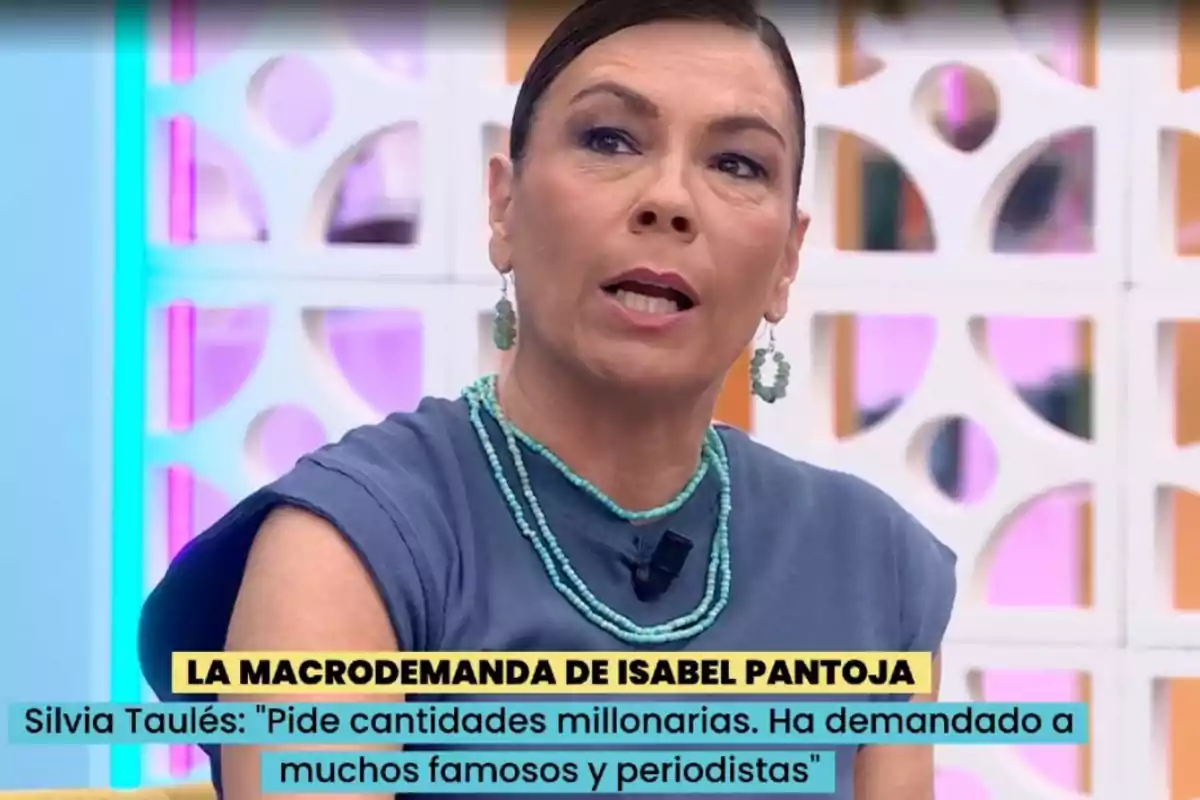 Silvia Taulés hablando en un programa de televisión con un texto en pantalla sobre una demanda de Isabel Pantoja. Silvia Taulés hablando en un programa de televisión con un texto en pantalla sobre una demanda de Isabel Pantoja.