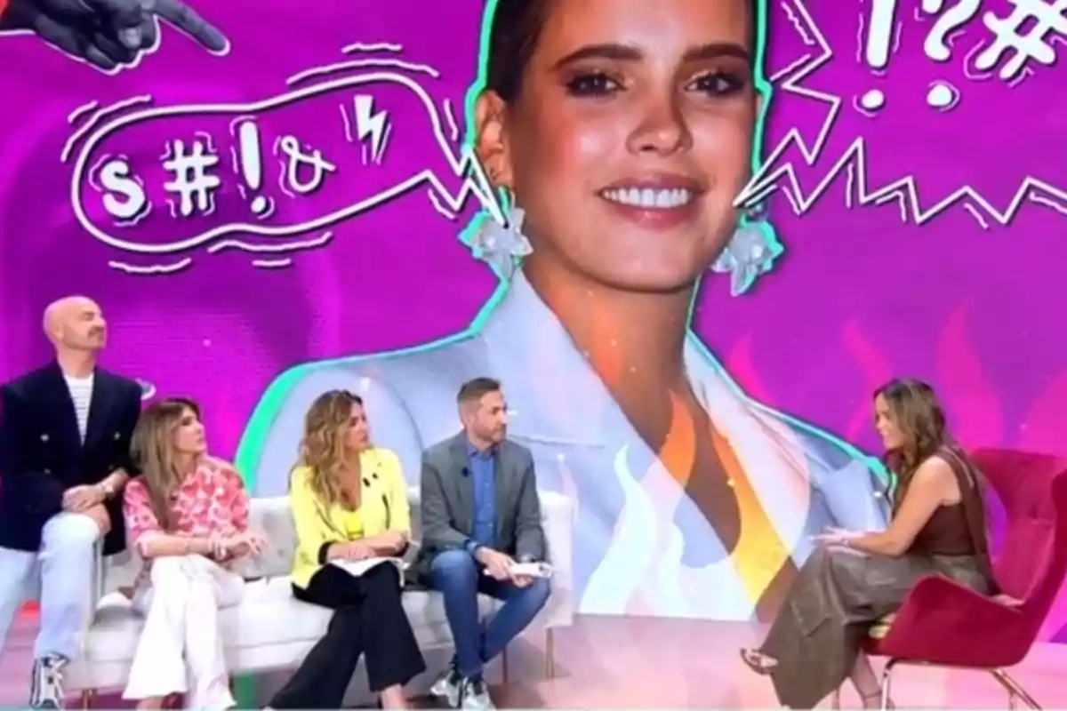 Un grupo de personas está sentado en un set de televisión con un fondo colorido que muestra una imagen grande de una mujer sonriente y gráficos de cómic. Un grupo de personas está sentado en un set de televisión con un fondo colorido que muestra una imagen grande de una mujer sonriente y gráficos de cómic.