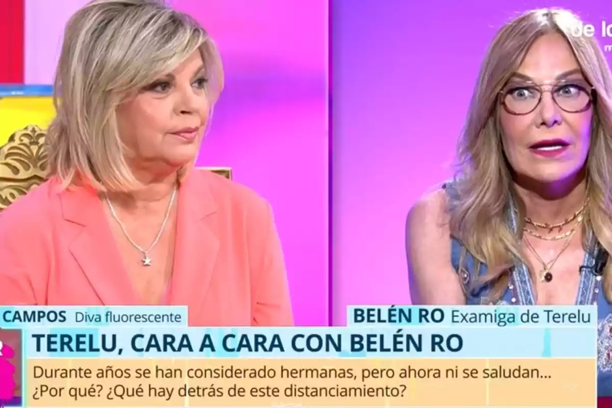 Terelu Campos y Belén Rodríguez sentadas en un plató de televisión con fondo rosa, Terelu un traje rosa y Belén un top azul, ambas parecen estar en una conversación seria. Terelu Campos y Belén Rodríguez sentadas en un plató de televisión con fondo rosa, Terelu un traje rosa y Belén un top azul, ambas parecen estar en una conversación seria.