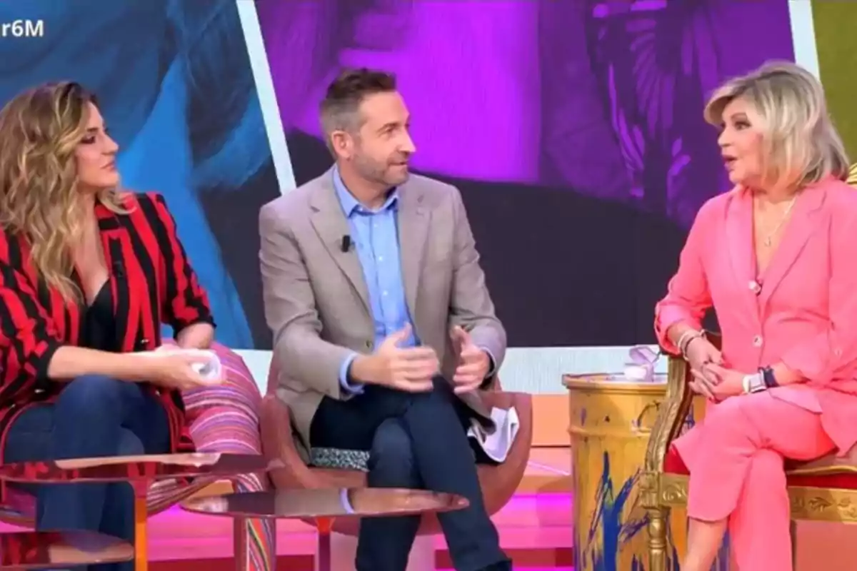 Terelu Campos, Verónica Dulanto y Frank Blanco están sentados en un set de televisión, conversando entre ellos. Terelu Campos, Verónica Dulanto y Frank Blanco están sentados en un set de televisión, conversando entre ellos.