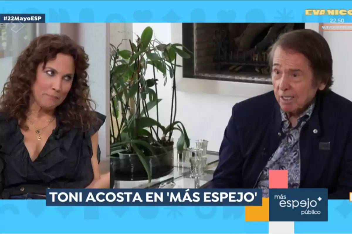 Toni Acosta y Raphael están participando en una entrevista en un programa de televisión llamado Toni Acosta y Raphael están participando en una entrevista en un programa de televisión llamado