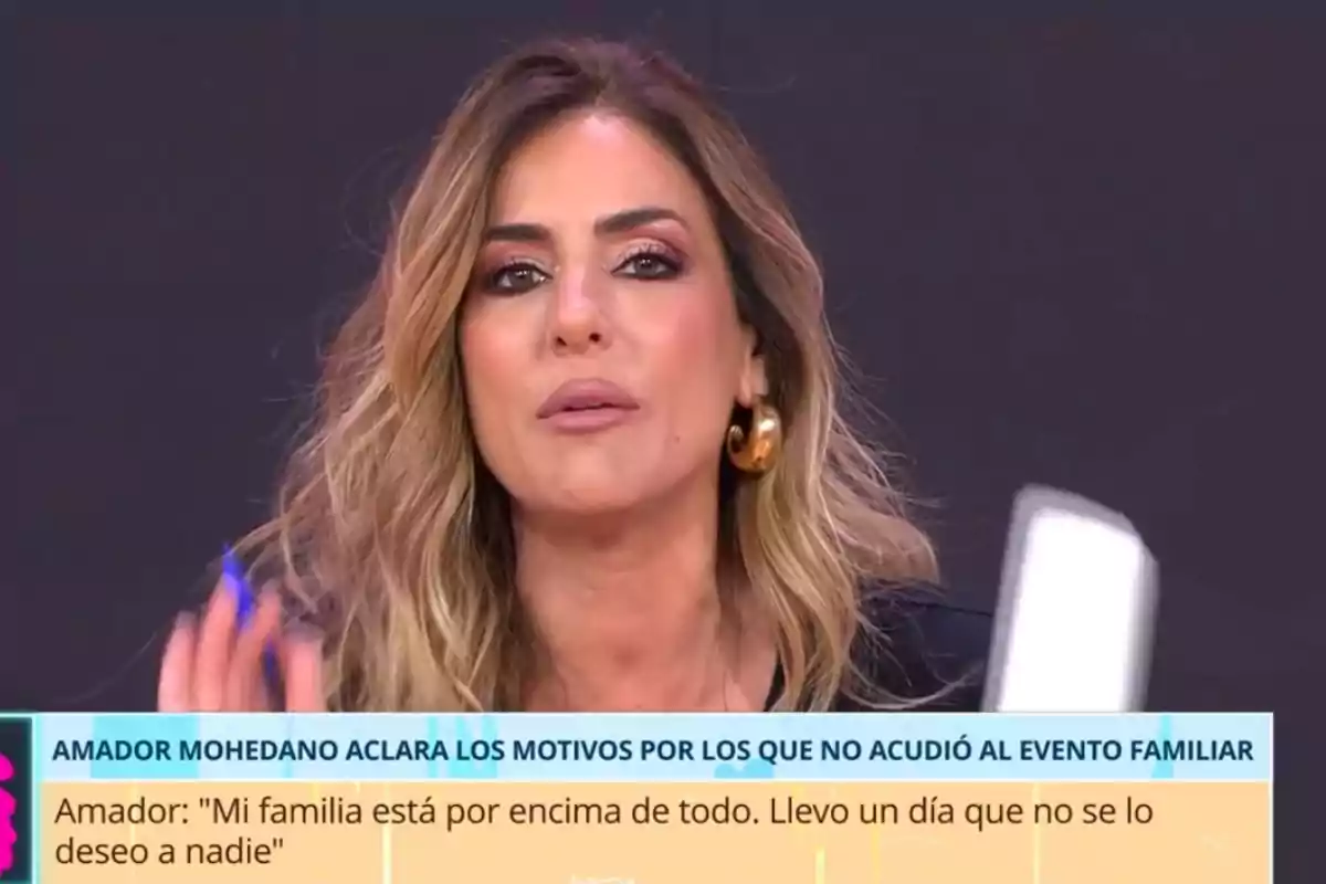 Verónica Dulanto de cabello rubio y ondulado con pendientes dorados grandes hablando en un programa de televisión con un rótulo informativo en la parte inferior de la pantalla Verónica Dulanto de cabello rubio y ondulado con pendientes dorados grandes hablando en un programa de televisión con un rótulo informativo en la parte inferior de la pantalla