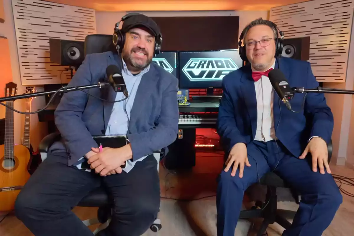 Dos hombres con auriculares y micrófonos sentados en un estudio de grabación con pantallas que muestran el texto Dos hombres con auriculares y micrófonos sentados en un estudio de grabación con pantallas que muestran el texto