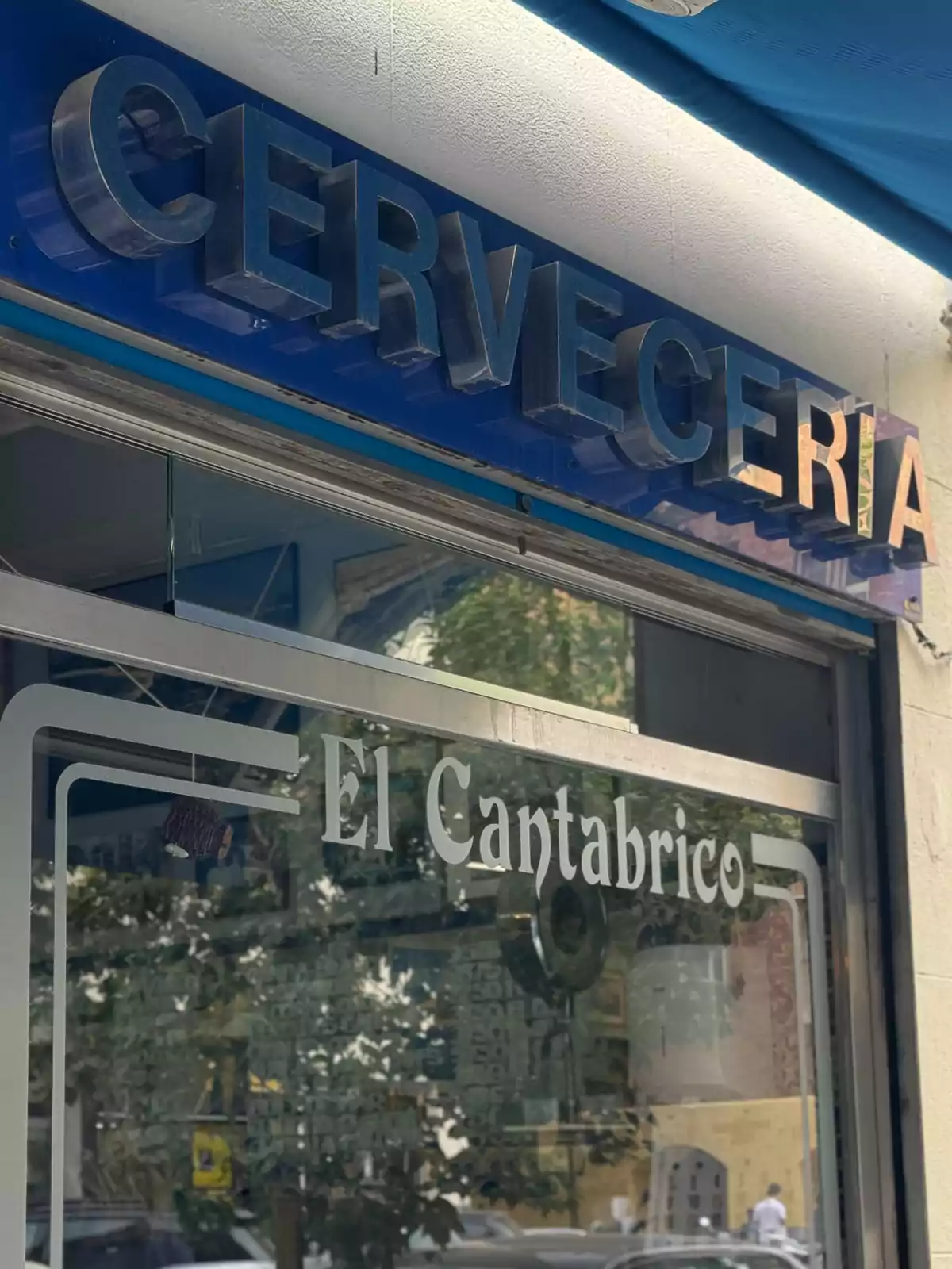 Fachada de una cervecería llamada 