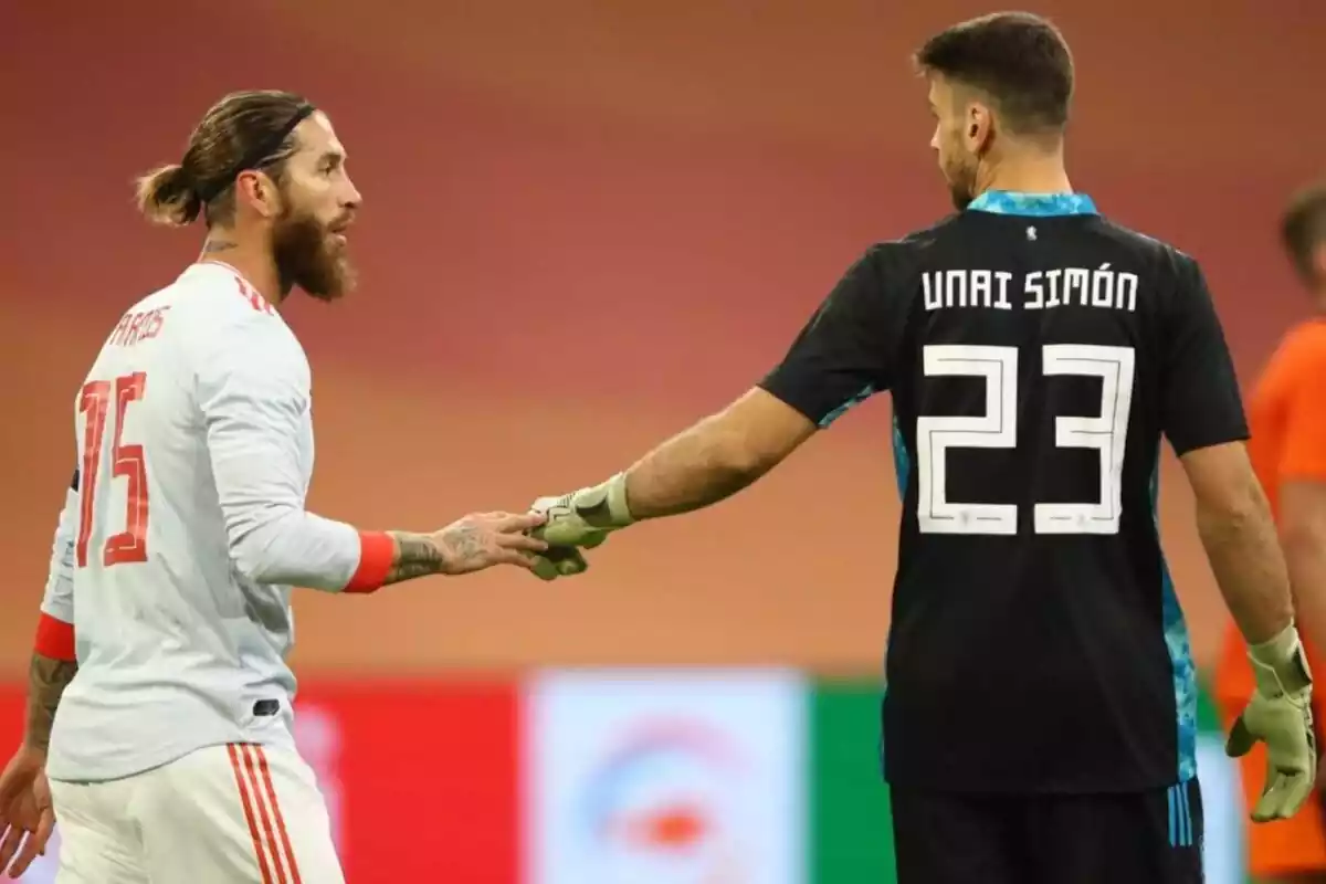 Unai Simón saluda a Sergio Ramos tras su debut con la selección española