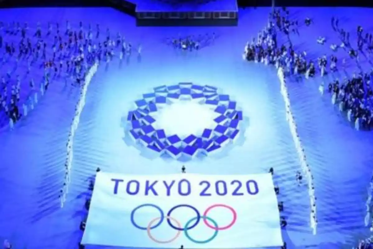 Ceremonia de apertura de los Juegos Olímpicos de Tokio 2020 con un cartel que dice 