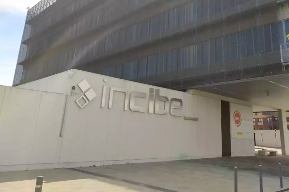 Edificio moderno con fachada de metal y un letrero grande que dice "incibe" en la entrada.