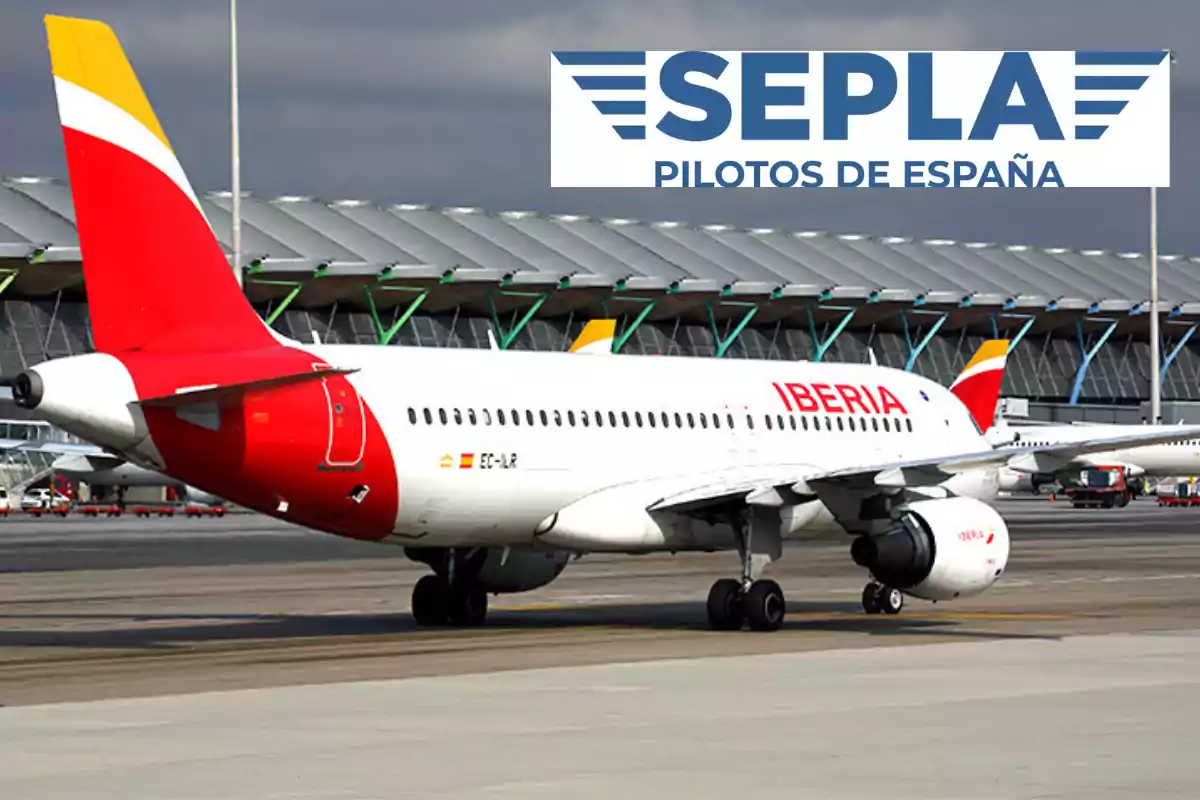 Un avión de Iberia en la pista de un aeropuerto con el logo de SEPLA Pilotos de España en la parte superior.