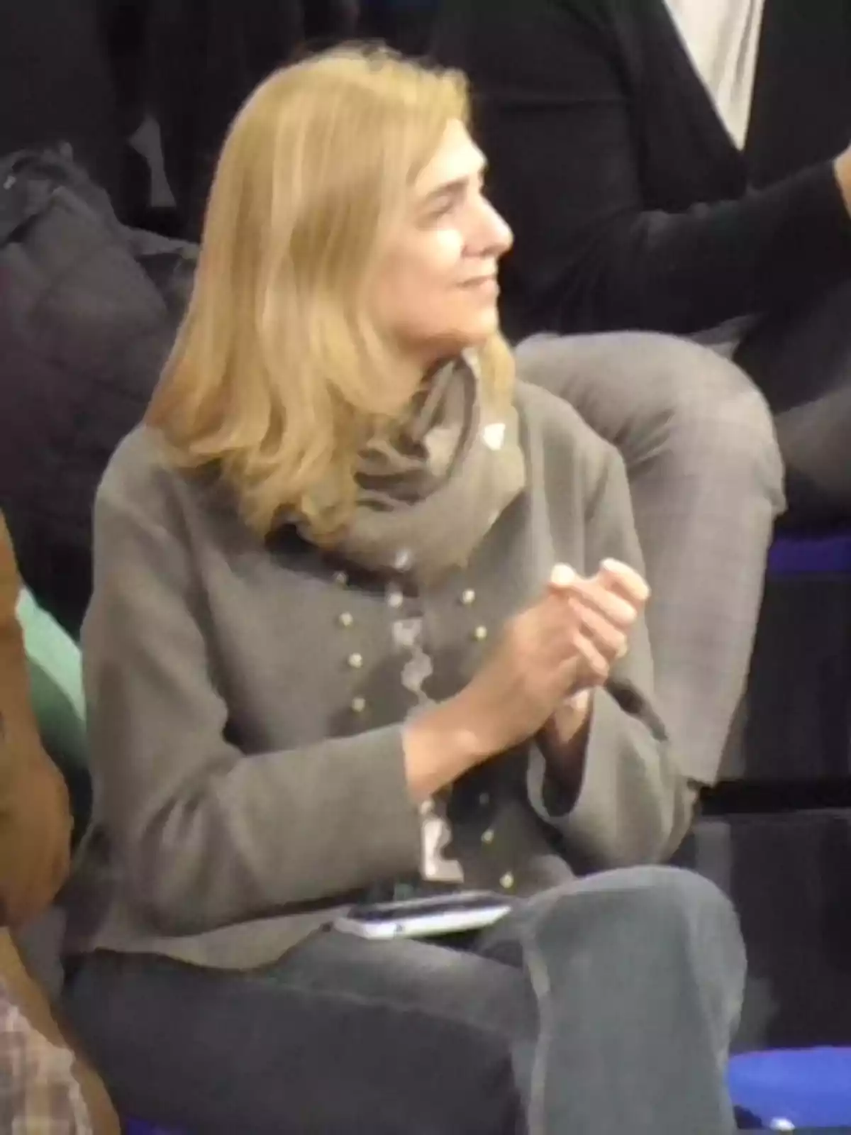 La infanta Cristina sentada aplaudiendo en un evento. La infanta Cristina sentada aplaudiendo en un evento.