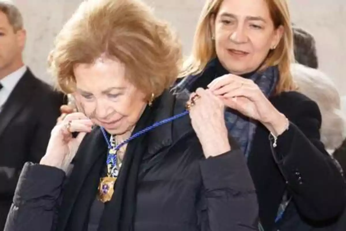 Infante Cristina impone medalla de los Alabarderos a la reina Sofia