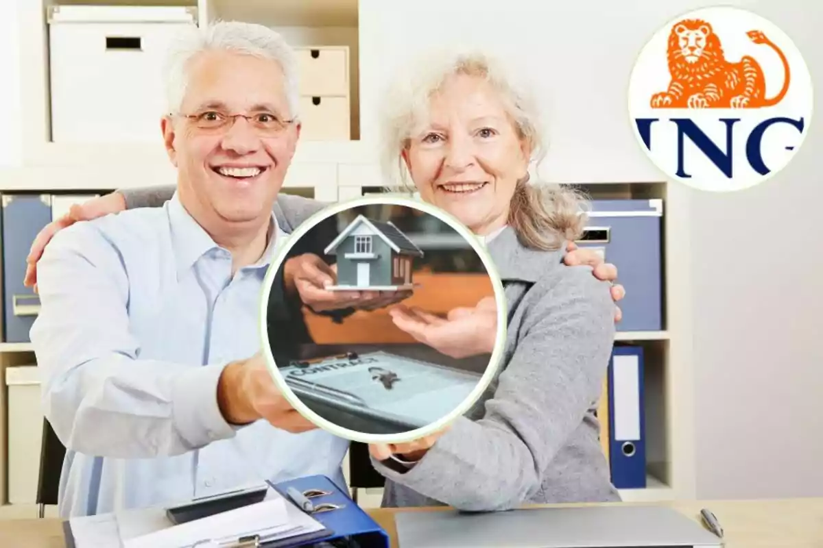 Una pareja mayor sonriente sostiene un modelo de casa en sus manos, con el logotipo de ING visible en la esquina superior derecha.