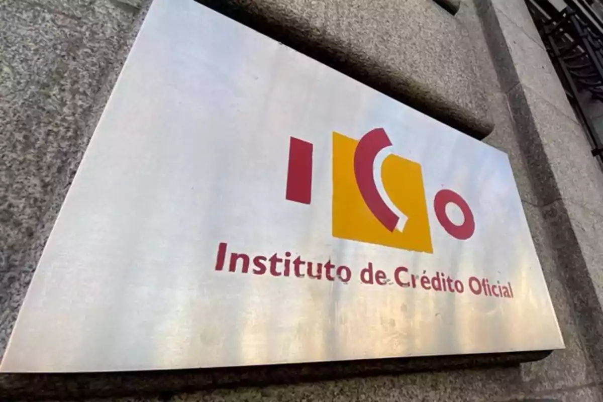 Placa metálica en una pared con el logotipo y el nombre Instituto de Crédito Oficial Placa metálica en una pared con el logotipo y el nombre Instituto de Crédito Oficial