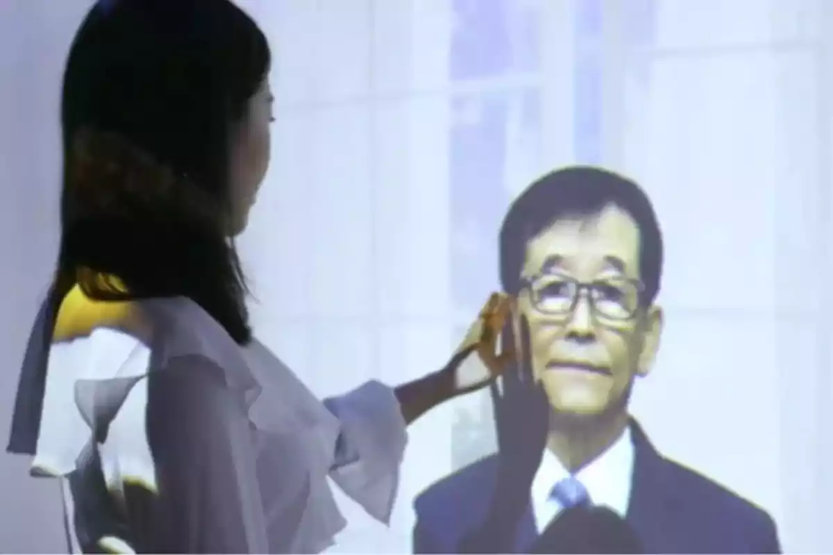 Mujer hablando por videoconferencia con un ser querido fallecido