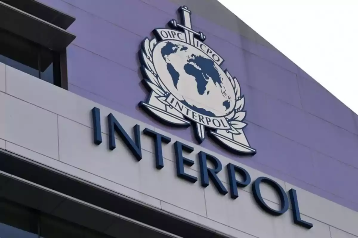 Edificio con el logotipo de Interpol en la fachada.