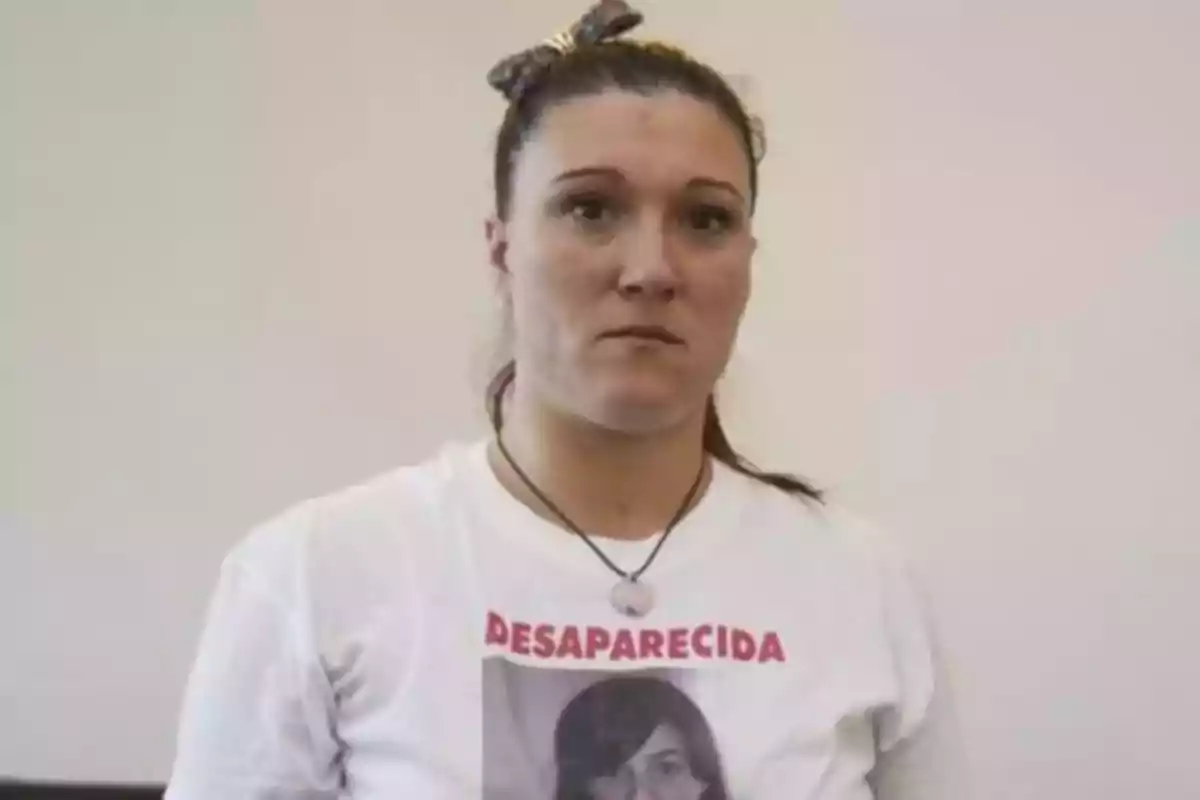 Mujer con camiseta blanca que tiene una foto y la palabra 