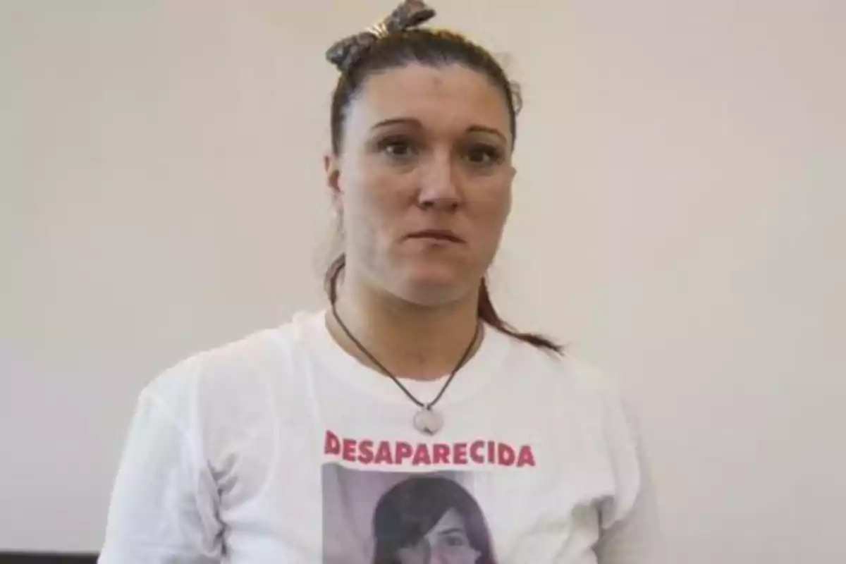 Mujer con camiseta blanca que tiene una foto y la palabra 