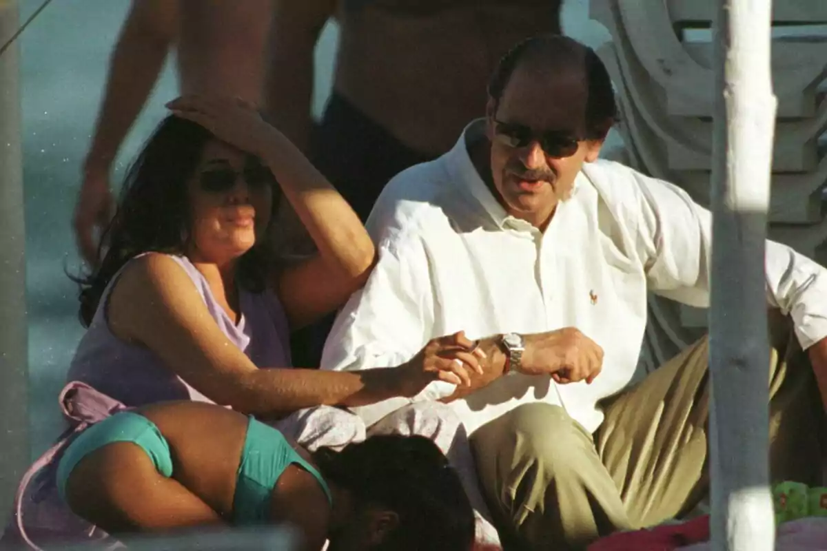 Isabel Pantoja y Diego Gómez, ambos en la playa disfrutando del sol en Málaga.