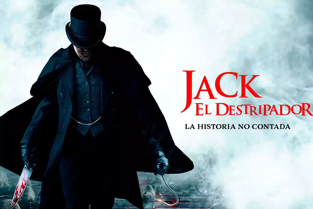 Un hombre con sombrero de copa y capa oscura sostiene un cuchillo ensangrentado mientras camina entre la niebla con el texto Un hombre con sombrero de copa y capa oscura sostiene un cuchillo ensangrentado mientras camina entre la niebla con el texto