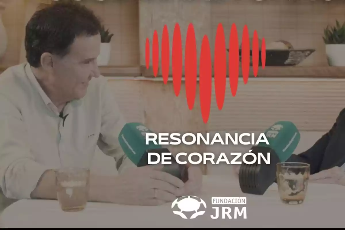 Un hombre y una mujer conversan en un ambiente acogedor con micrófonos verdes sobre una mesa, acompañados por el logotipo de un corazón rojo y el texto Un hombre y una mujer conversan en un ambiente acogedor con micrófonos verdes sobre una mesa, acompañados por el logotipo de un corazón rojo y el texto
