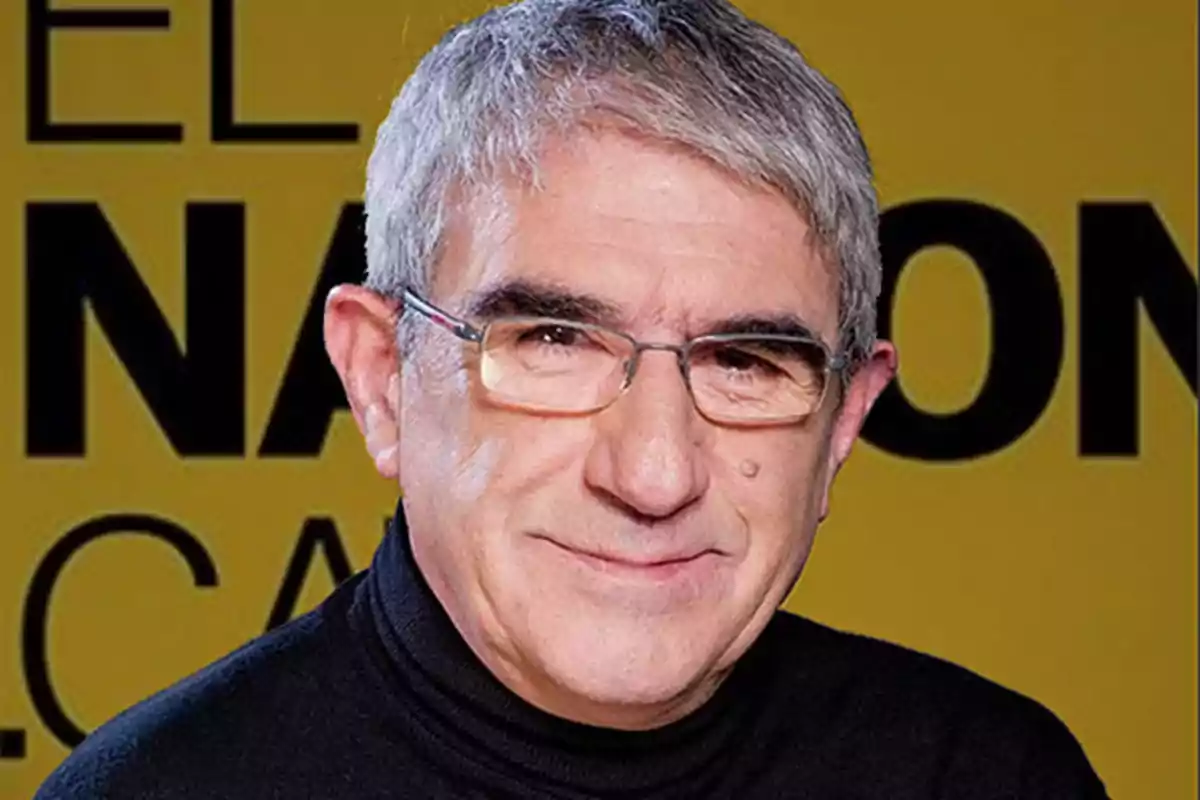 Hombre de cabello canoso y gafas, con fondo amarillo y letras negras.