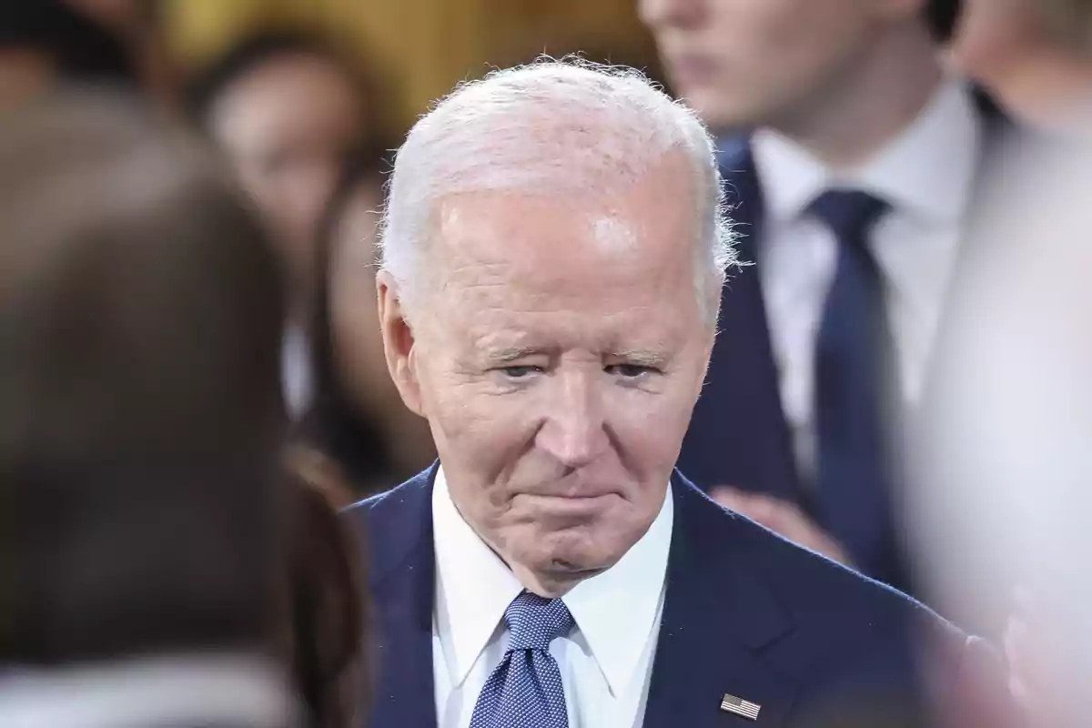 Joe Biden con traje azul en un evento formal. Joe Biden con traje azul en un evento formal.