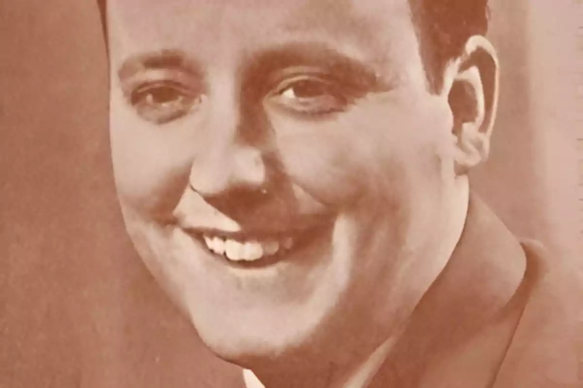 Retrato antiguo en sepia de un hombre sonriente con cabello corto y traje Retrato antiguo en sepia de un hombre sonriente con cabello corto y traje