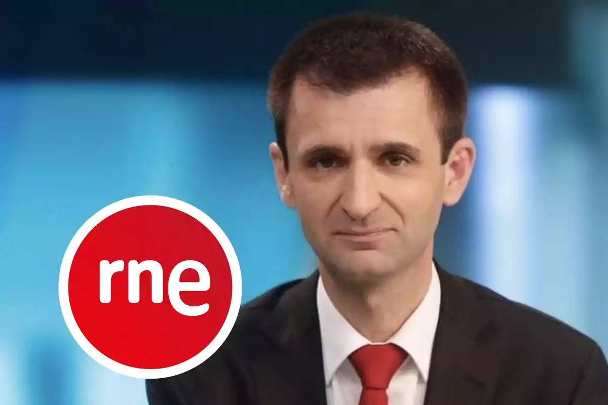 Un hombre con traje y corbata roja frente a un fondo azul con el logotipo de RNE en la esquina.